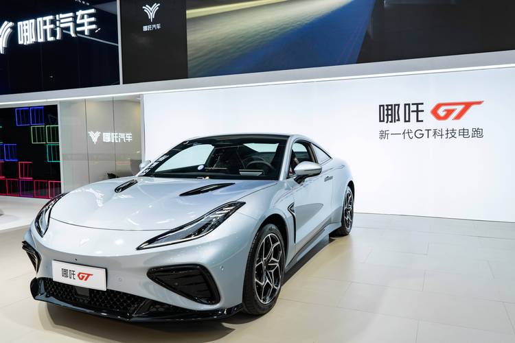 佛山247哪吒汽车在智能汽车领域的表现，领途汽车在新能源汽车市场中的影响力